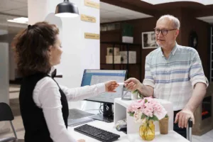 Un hombre usa el servicio de cambio de cheques para obtener un cheque personal en el mostrador