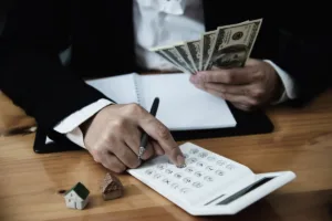 Hombre de negocios calculando dinero después de cobrar un cheque