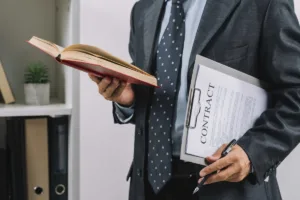 Profesional de negocios revisando contrato para asegurar el cumplimiento con el cobro de cheques
