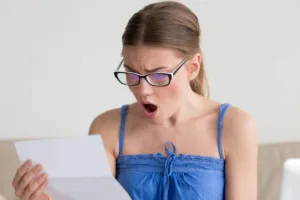 Mujer sorprendida al leer un posible cheque falso