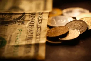 Concepto de transferencia de dinero con efectivo y monedas globales