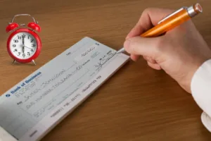 Concepto de reloj rojo y fecha límite para el cobro de cheques