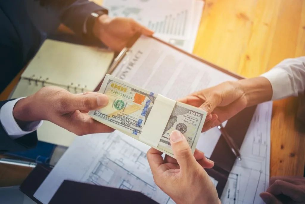 Transferencia segura de dinero entre dos profesionales de negocios