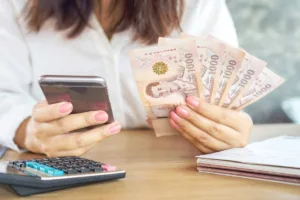 Pago digital seguro con mujer usando teléfono para aplicación de transferencia de dinero