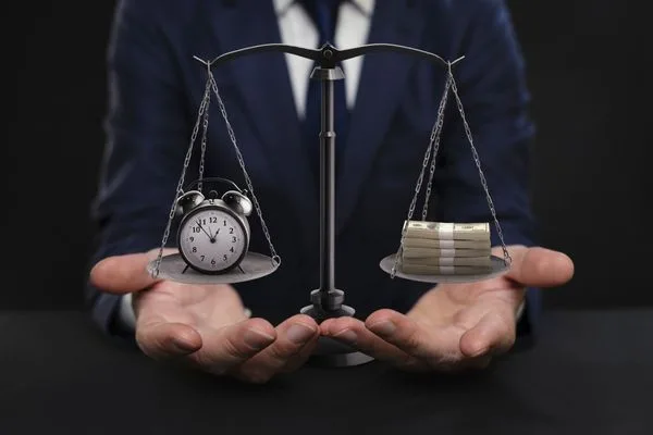 Equilibrio entre tiempo y velocidad en las transferencias de dinero