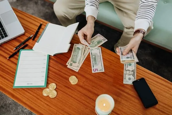 Cobro de cheques y gestión de dinero en una mesa de madera