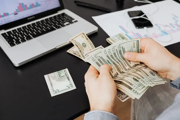 Contar efectivo antes de realizar una transferencia de dinero en línea