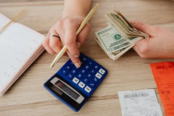Contar dinero y registrar gastos para el cobro de cheques