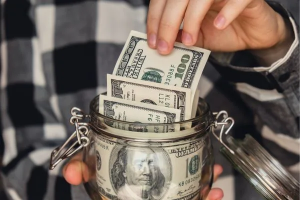 Ahorros en transferencias de dinero seguras mostrados con un tarro de efectivo