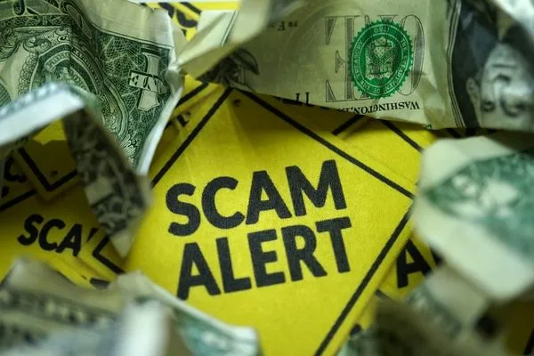 Señal de alerta de estafa destacando la prevención de fraudes en transferencias de dinero