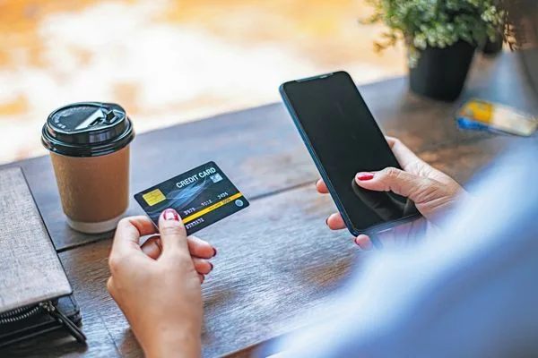Transferencia segura de dinero móvil con tarjeta de crédito