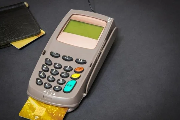 Terminal de punto de venta para transferencias seguras de dinero en acción