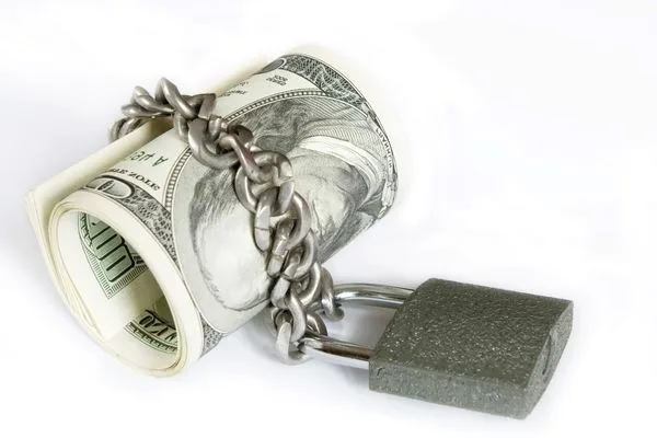 Concepto de transferencia de dinero segura con candado y cadena
