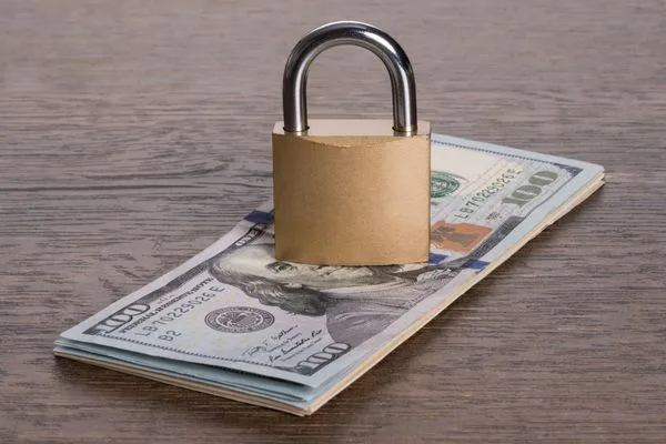 Cerradura de seguridad que protege el dinero durante el proceso de cobro de cheques