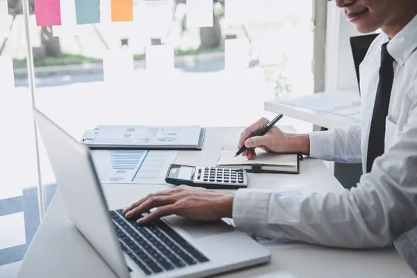 Profesional de negocios que realiza cobro de cheques y planificación financiera