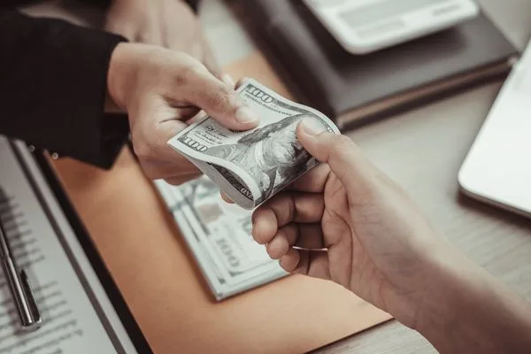 Cambio de efectivo en mano para transferencia de dinero