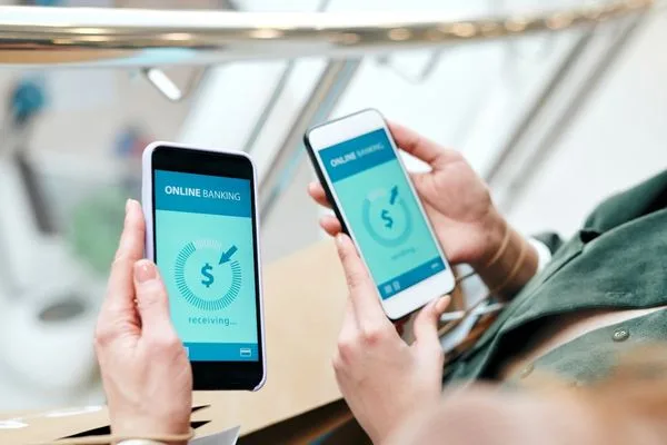 Aplicaciones de banca móvil que muestran transferencias de dinero instantáneas