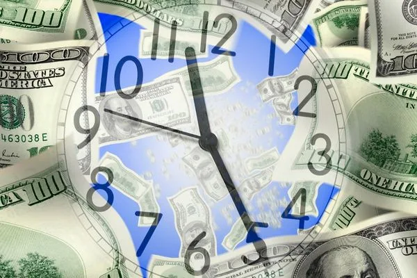 Dinero y reloj que simbolizan el proceso rápido de cobro de cheques