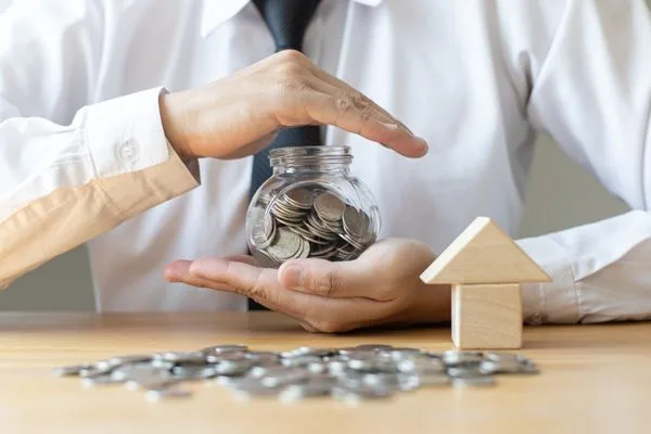 Concepto de transferencia segura de dinero y protección de ahorros