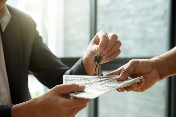 Transferencia segura de dinero durante la entrega de llaves de la casa