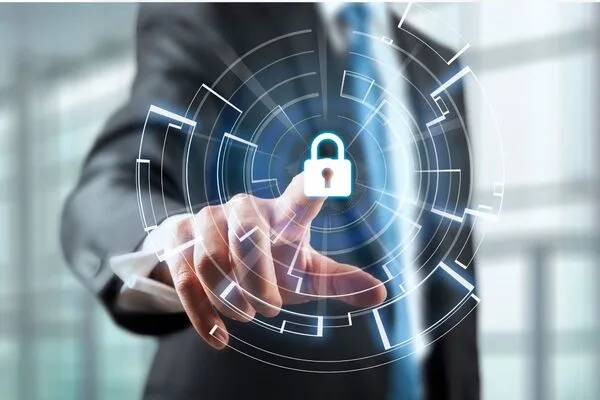 Profesional de negocios que activa una transferencia de dinero segura a través de una pantalla de bloqueo virtual.