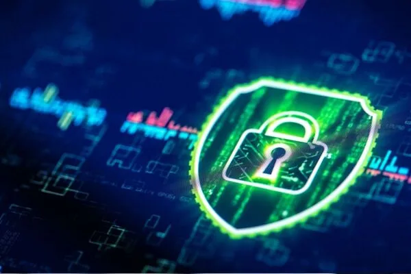 Escudo de seguridad digital que protege las transacciones de envío de dinero en línea.