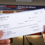 Cliente con cheque en una sucursal de cambio de cheques