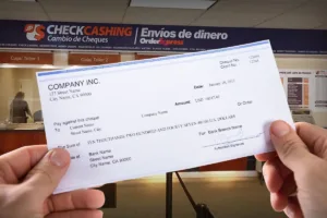 Cliente con cheque en una sucursal de cambio de cheques