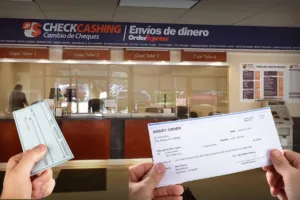 Cliente con cheques en un centro de servicios financieros