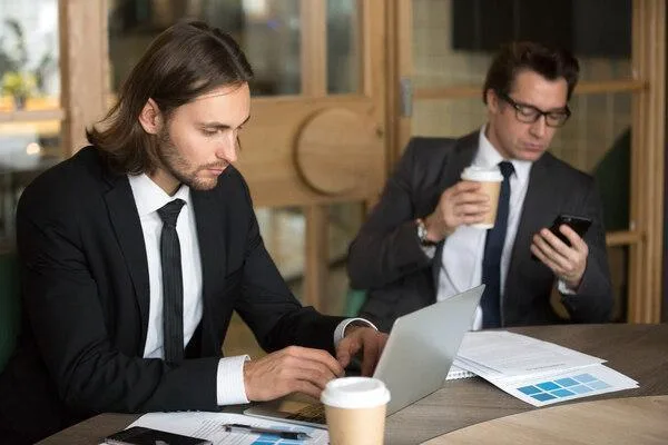 Profesionales de negocios que gestionan transacciones con herramientas digitales 
