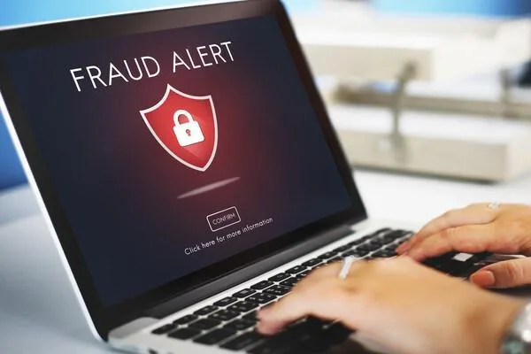 Advertencia de alerta de fraude en una computadora portátil para cobrar cheques de forma segura