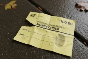 Giro postal roto perdido en suelo mojado