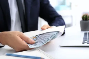 Empresario preparando el pago de una orden de pago con efectivo