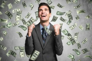 Profesional entusiasmado que disfruta del éxito financiero al usar una orden de pago