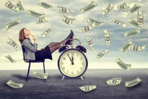 Dinero cayendo alrededor del reloj simbolizando el valor seguro de una orden de pago