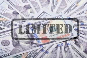Límites de giros postales mostrados en billetes de cien dólares