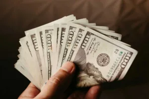 Concepto de pago seguro con giro postal en efectivo
