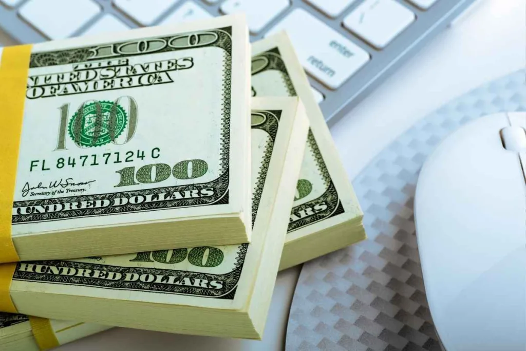 Cobro seguro de cheques mostrando fajos de billetes de USD