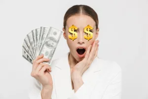 Mujer sosteniendo efectivo con concepto de cobro de cheques