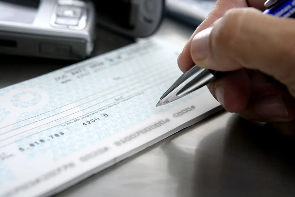 Escribir un cheque antes del proceso seguro de cobro de cheques