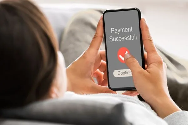 Persona que usa un teléfono inteligente para pagar una orden de pago digital segura