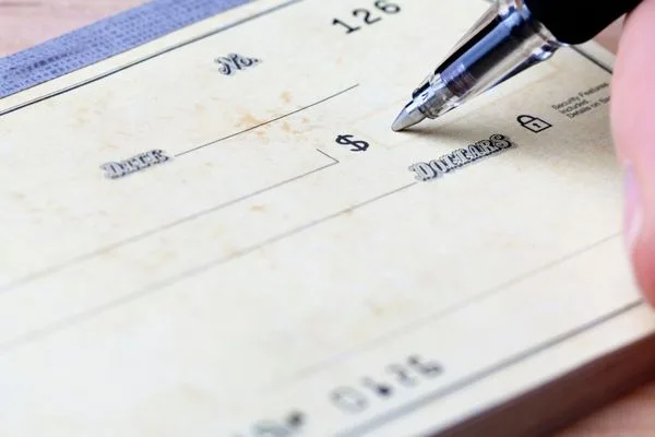 Escribir un cheque personal en blanco para cobrarlo