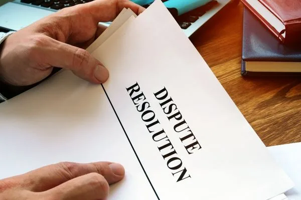 Persona que posee el documento de resolución de disputas relacionado con problemas de cobro de cheques.
