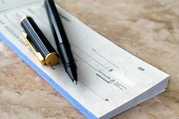 Cheque en blanco con pluma estilográfica listo para cobrar