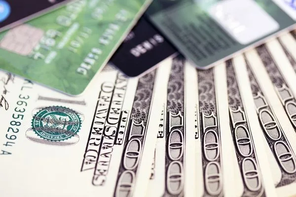 Tarjetas de crédito y efectivo: opciones de pago seguras mediante giro postal