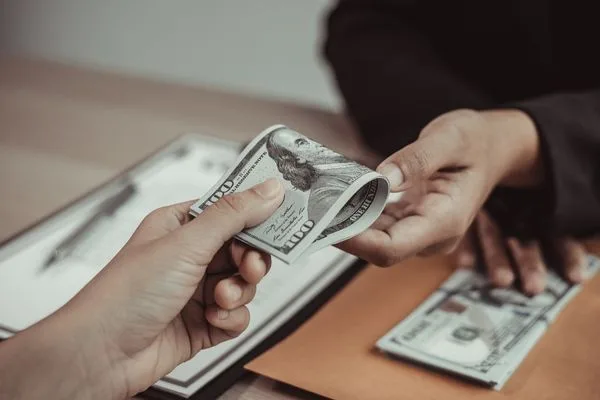 Pago en efectivo en mano por giro postal