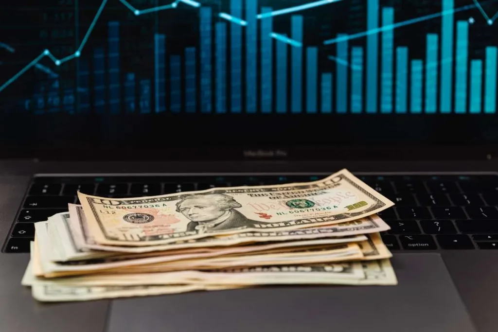 Montón de dinero en efectivo que representa el valor de la orden de pago y su seguimiento