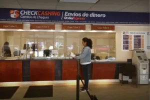 Cliente esperando para recoger la transferencia de dinero