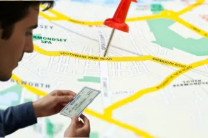 Hombre consultando el mapa para localizar la orden de pago