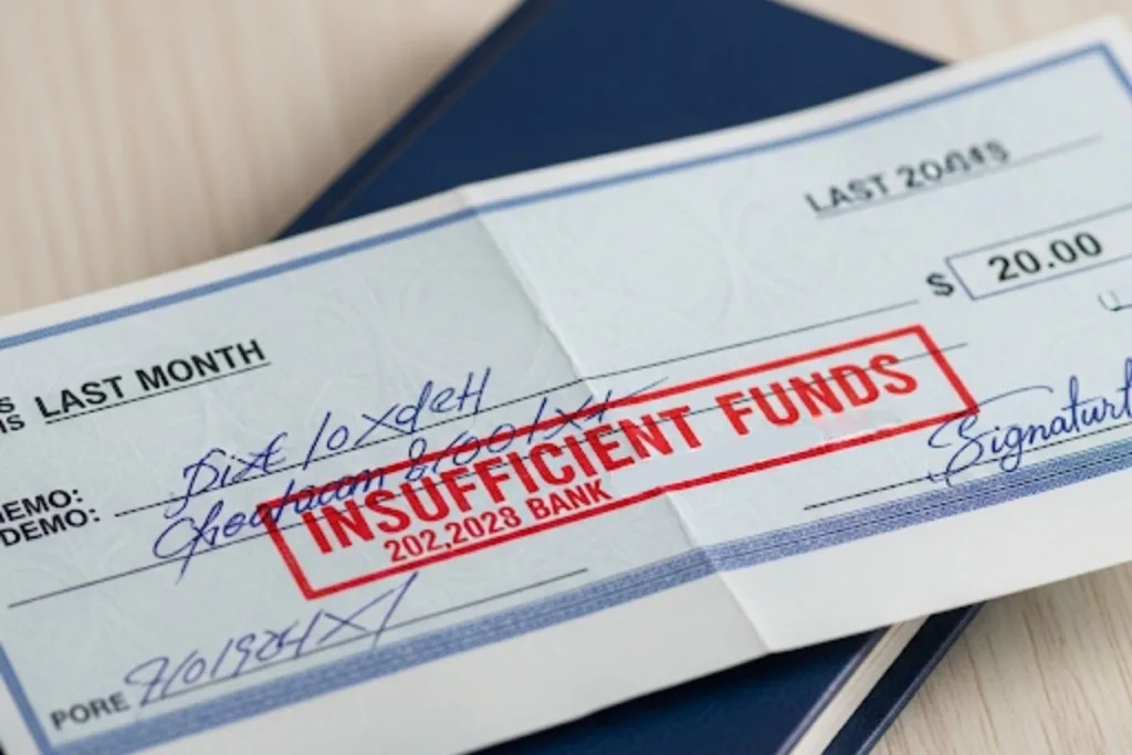 Cheque de pago marcado como fondos insuficientes después de transacción de cobro de cheque